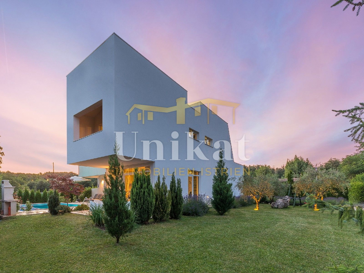 Villa moderna con piscina interna ed esterna